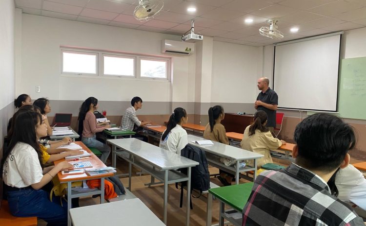  Sinh viên trường Đại học Phú Xuân học tiếng Anh cùng giảng viên bản ngữ