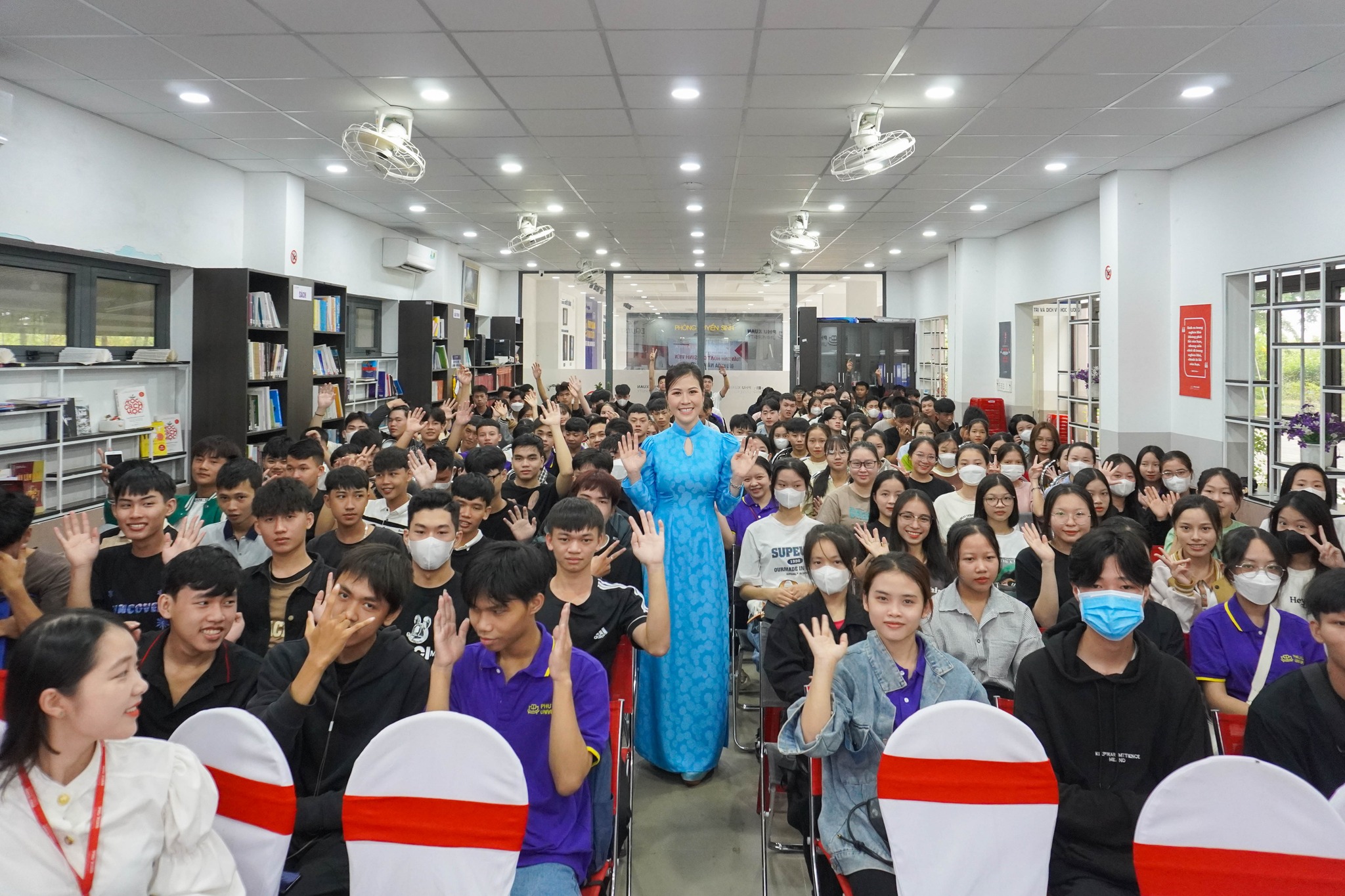 Sôi động cùng tuần lễ định hướng tân sinh viên K21 trường Đại học Phú Xuân
