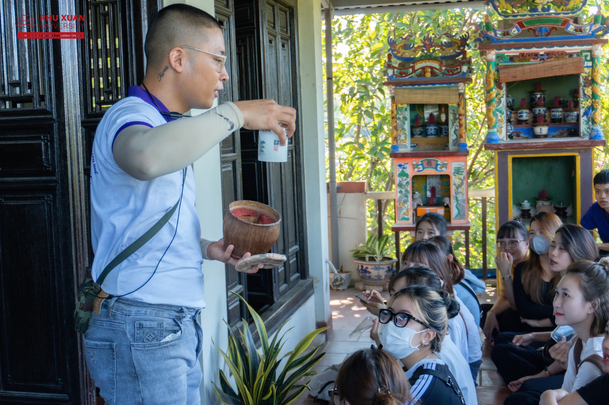 Sinh viên ngành QTDV Du lịch & Lữ hành lắng nghe chia sẻ từ Hue Lotus
