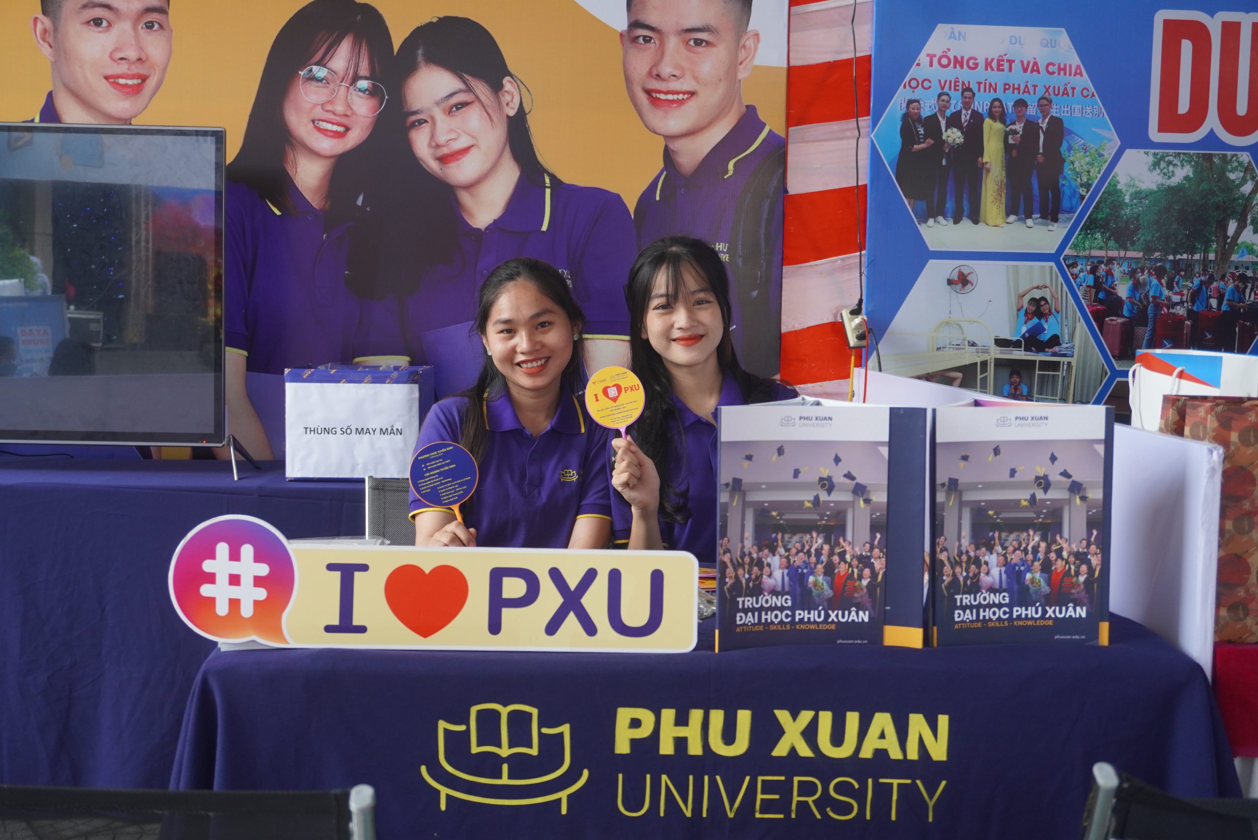 Các bạn sinh viên hào hứng đăng ký tham gia chương trình PXU Student Fair