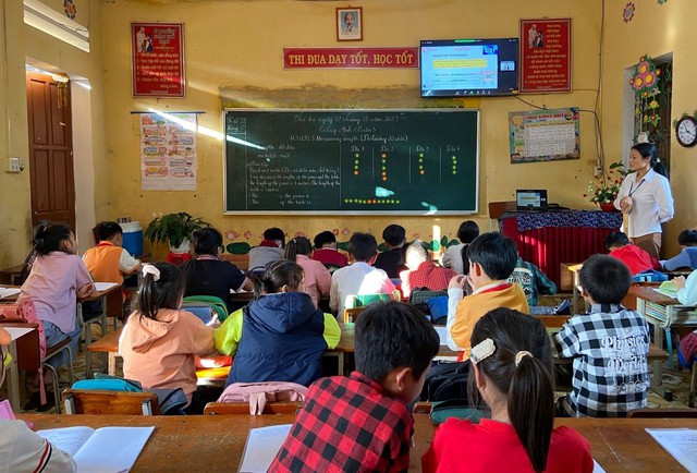 Một giáo viên tiếng Anh ở Hà Nội phối hợp với 146 giáo viên đồng giảng địa phương dạy cùng lúc 16 trường tiểu học trên địa bàn Mù Cang Chải (Yên Bái)