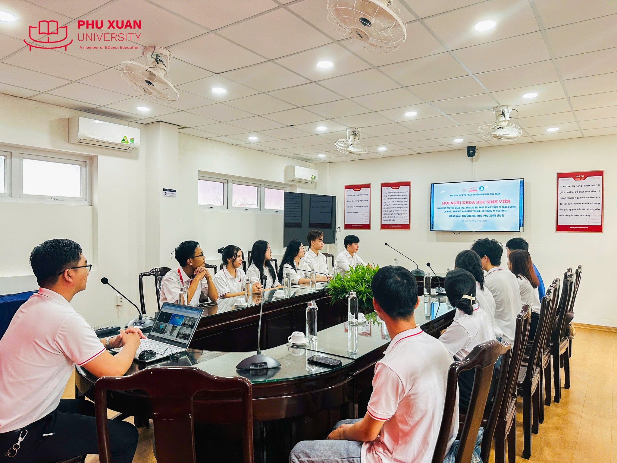 Giảng viên Trường Đại học Phú Xuân nghiên cứu cập nhật liên tục chương trình học phù hợp xu thế