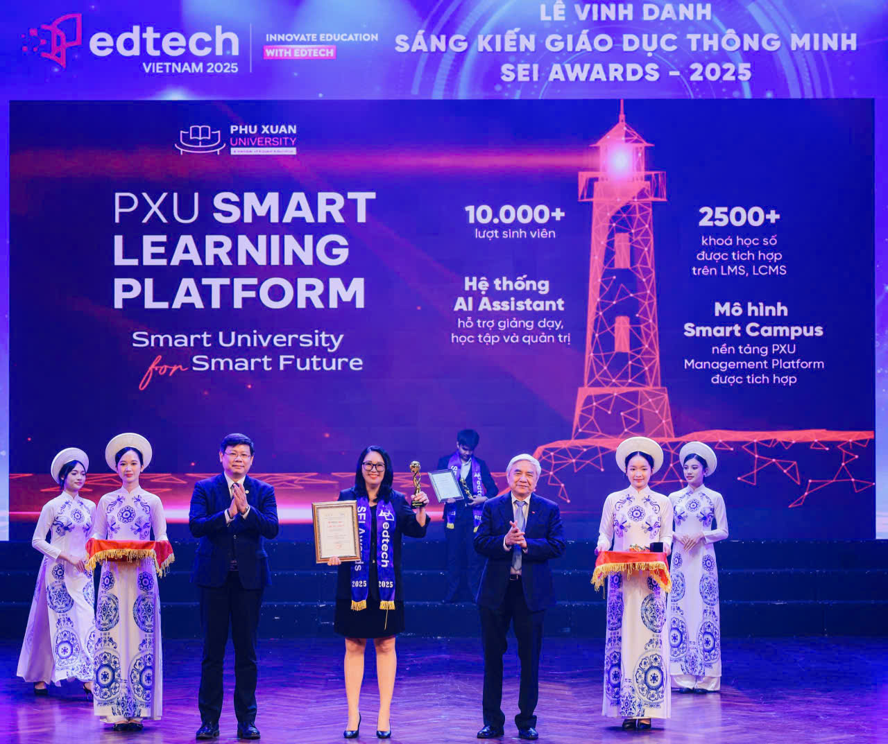 Trường Đại học Phú Xuân nhận giải Sáng kiến giáo dục của năm tại SEI AWARDS 2025