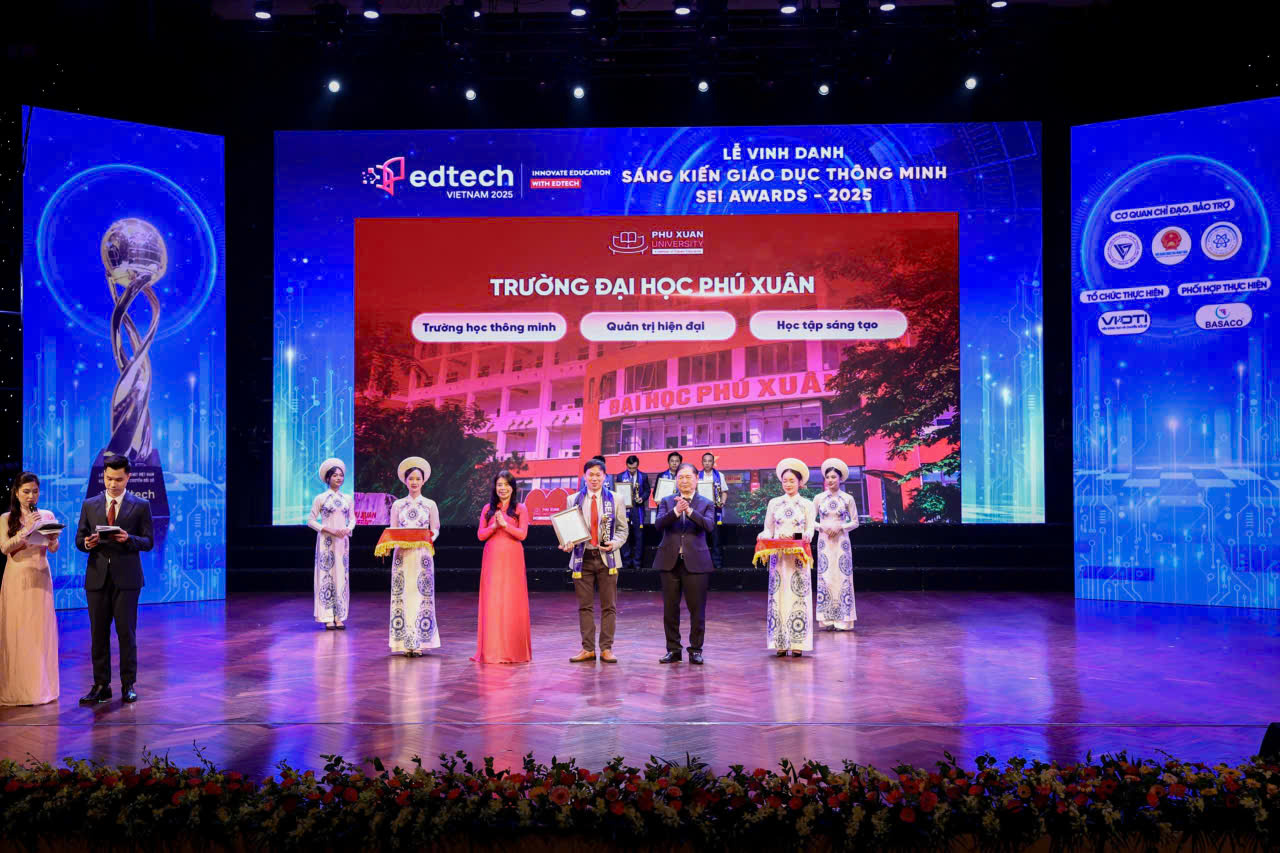 Trường Đại học Phú Xuân nhận giải Môi trường giáo dục của năm